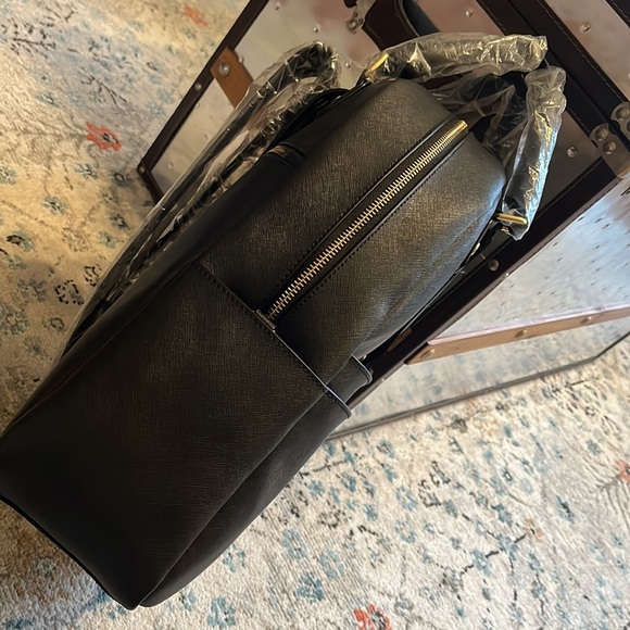 NWT JW Hulme Emma Convertible Black Leather Backpack - Picture 6 of 16